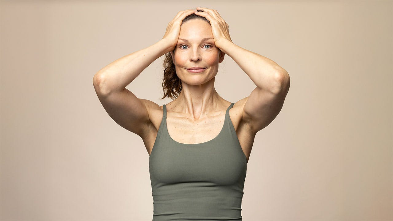 Katteøjne Kvinde laver ansigtsyoga